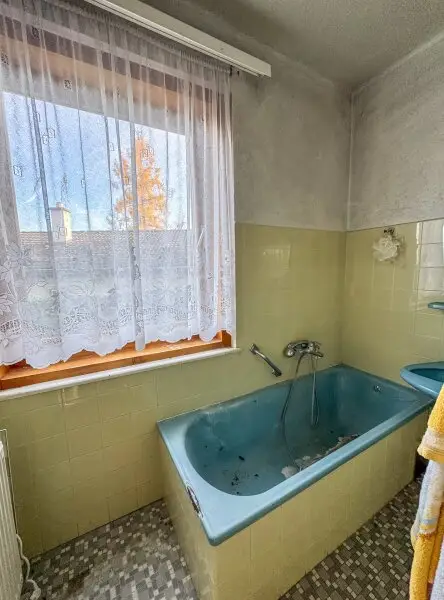 Sanierungsbedürftiges Einfamilienhaus in Pottschach, Nähe Bahnhof: Ihr Sanierungsprojekt mit 556 m2 Garten! 199.000 Euro!