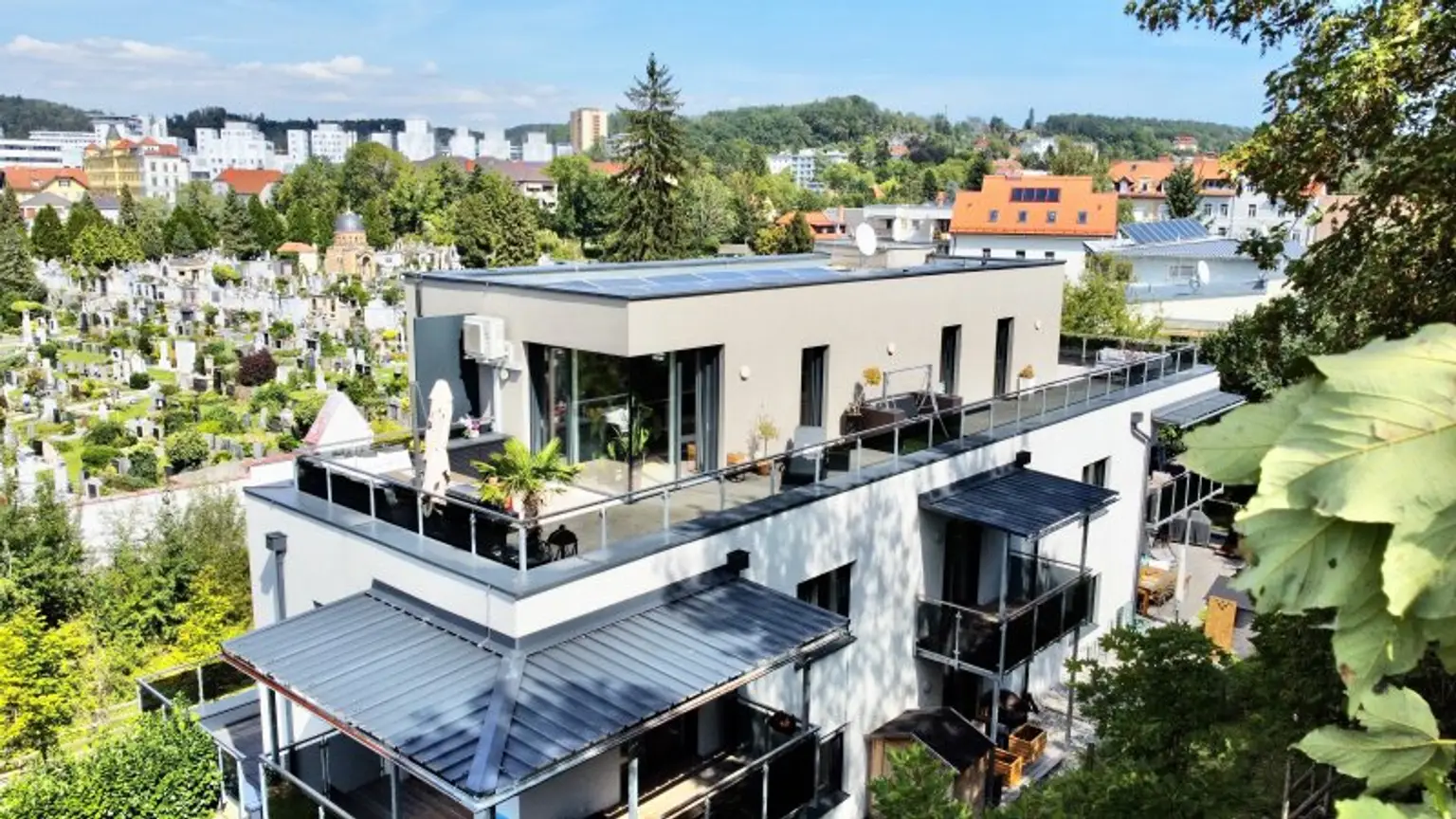 FUßE VOM RUCKERLBERG I DIREKT AM LEONHARDBACH I LKH NÄHE I SÜD-TERRASSE I SACKSTRAßE I ABSOLUTE RUHELAGE I MODERNER GRUNDRISS I EXKLUSIVER NEUBAU I TIEFGARAGE I AB SOFORT VERFÜGBAR I