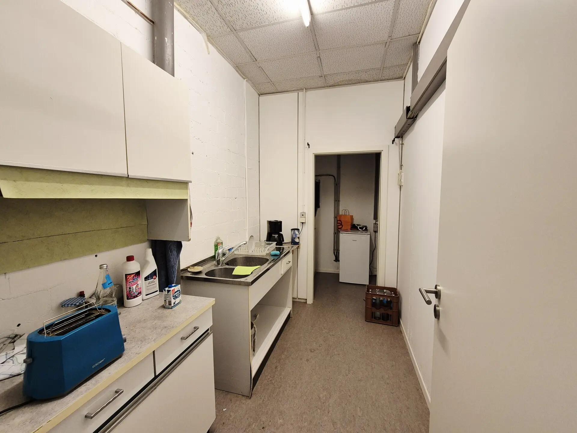 Küche mit Abstellkammer