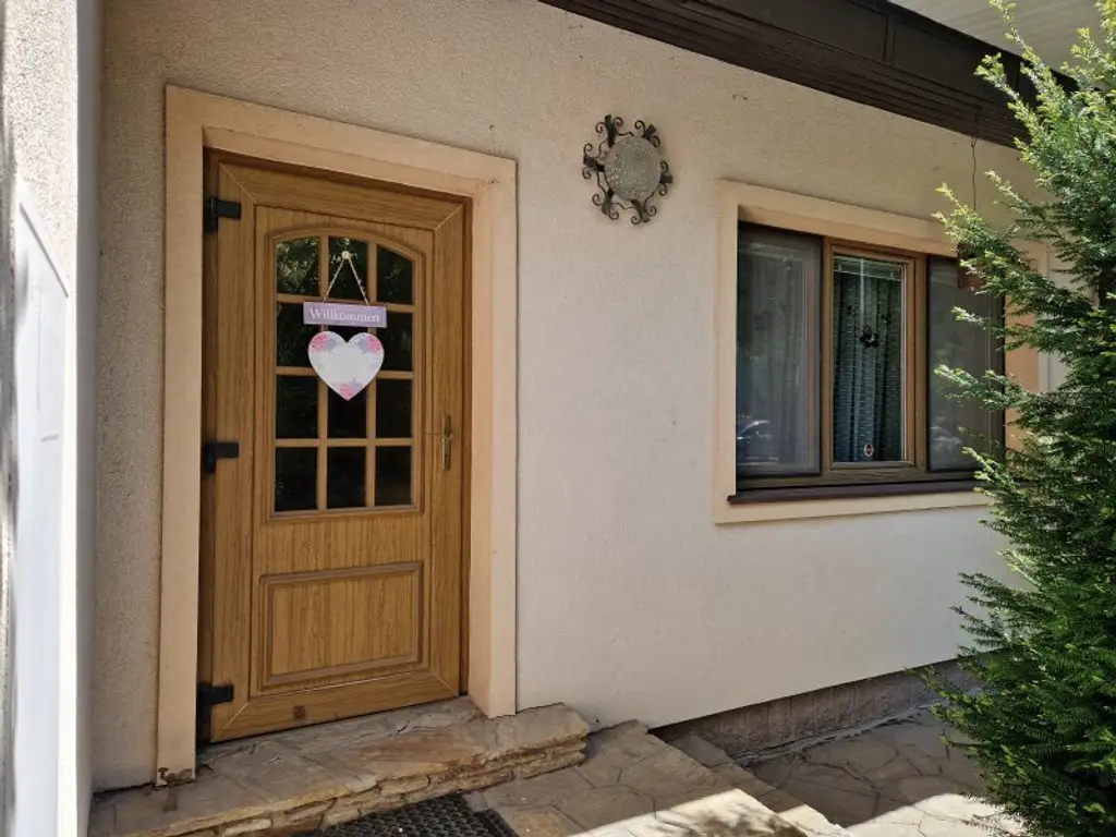 FAMILIENTRAUM! 6 ZIMMER UND EIN GARTEN ZUM HERUMTOBEN!