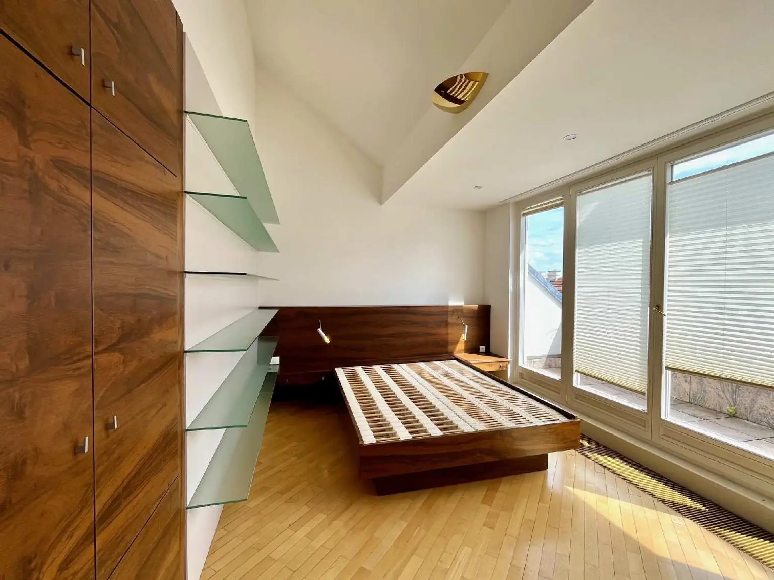 Extravagantes, kultiges 80 ties Retro Chic XXL Penthouse!
Miami Vice meets Raumschiff Enterprise