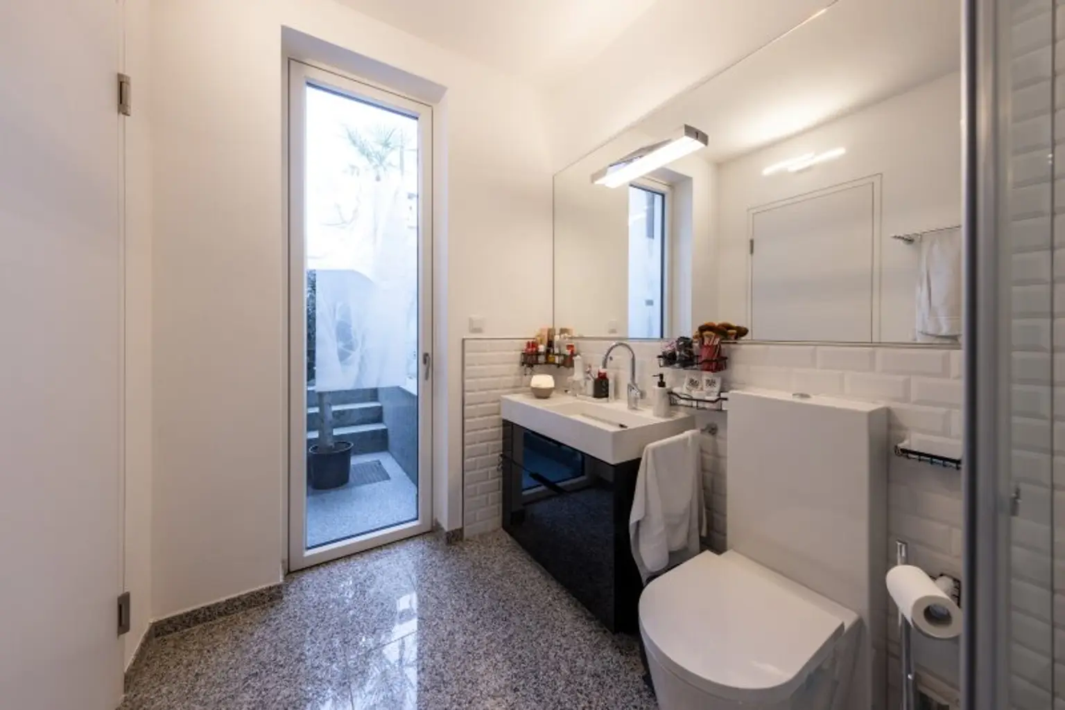 Exklusives Weinberg-Refugium: unverbaubarer Panoramablick in absoluter Ruhelage I hightech Pool I Dachterrasse mit Whirlpool I Erdwärme, Solarpaneele, Fußbodenheizung, Kühldecke