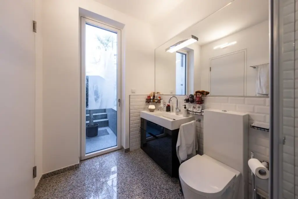 Exklusives Weinberg-Refugium: unverbaubarer Panoramablick in absoluter Ruhelage I hightech Pool I Dachterrasse mit Whirlpool I Erdwärme, Solarpaneele, Fußbodenheizung, Kühldecke