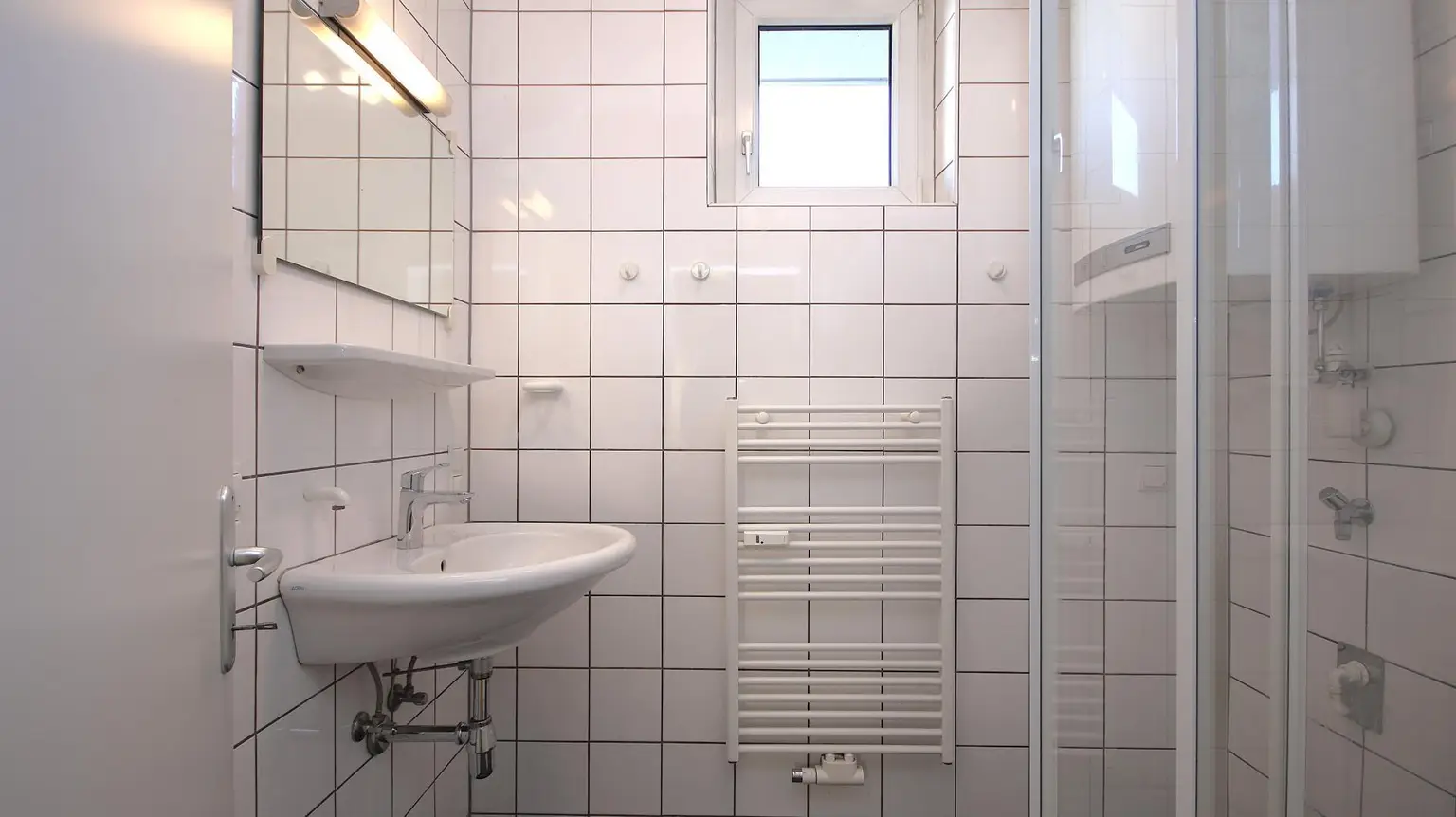 Bad mit Dusche und Waschmaschinenanschluss