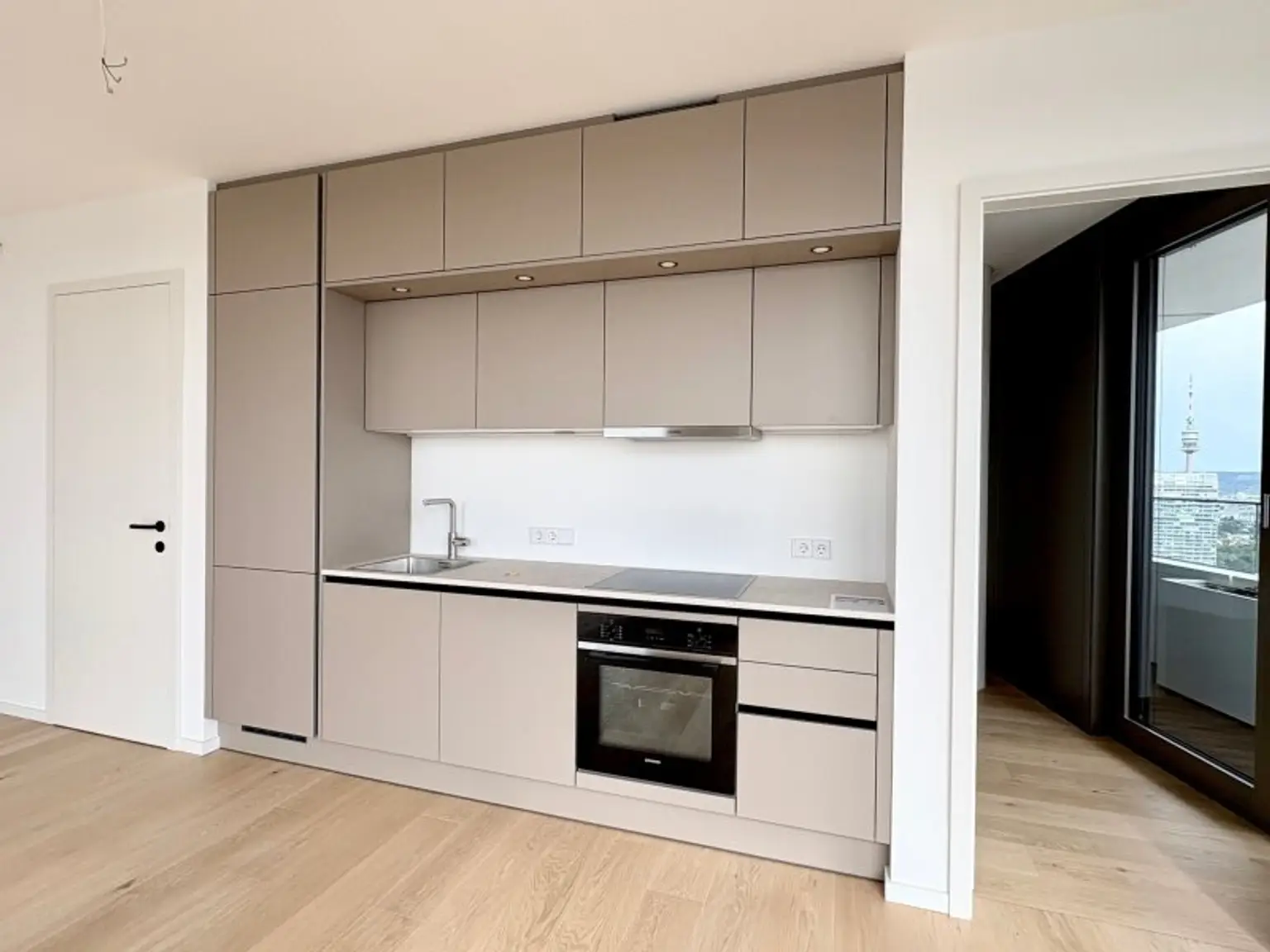 LUXURIÖSE 3-ZIMMER-WOHNUNG MIT 2 BÄDERN, GARAGENPLATZ UND ATEMBERAUBENDEM PANORAMABLICK