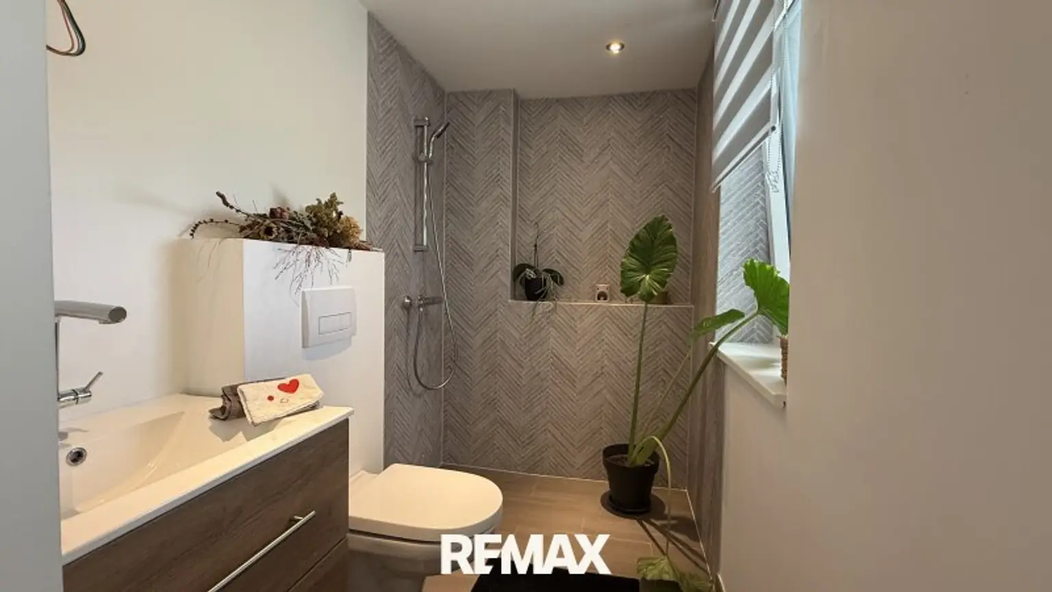 kleines Badezimmer mit Dusche und WC