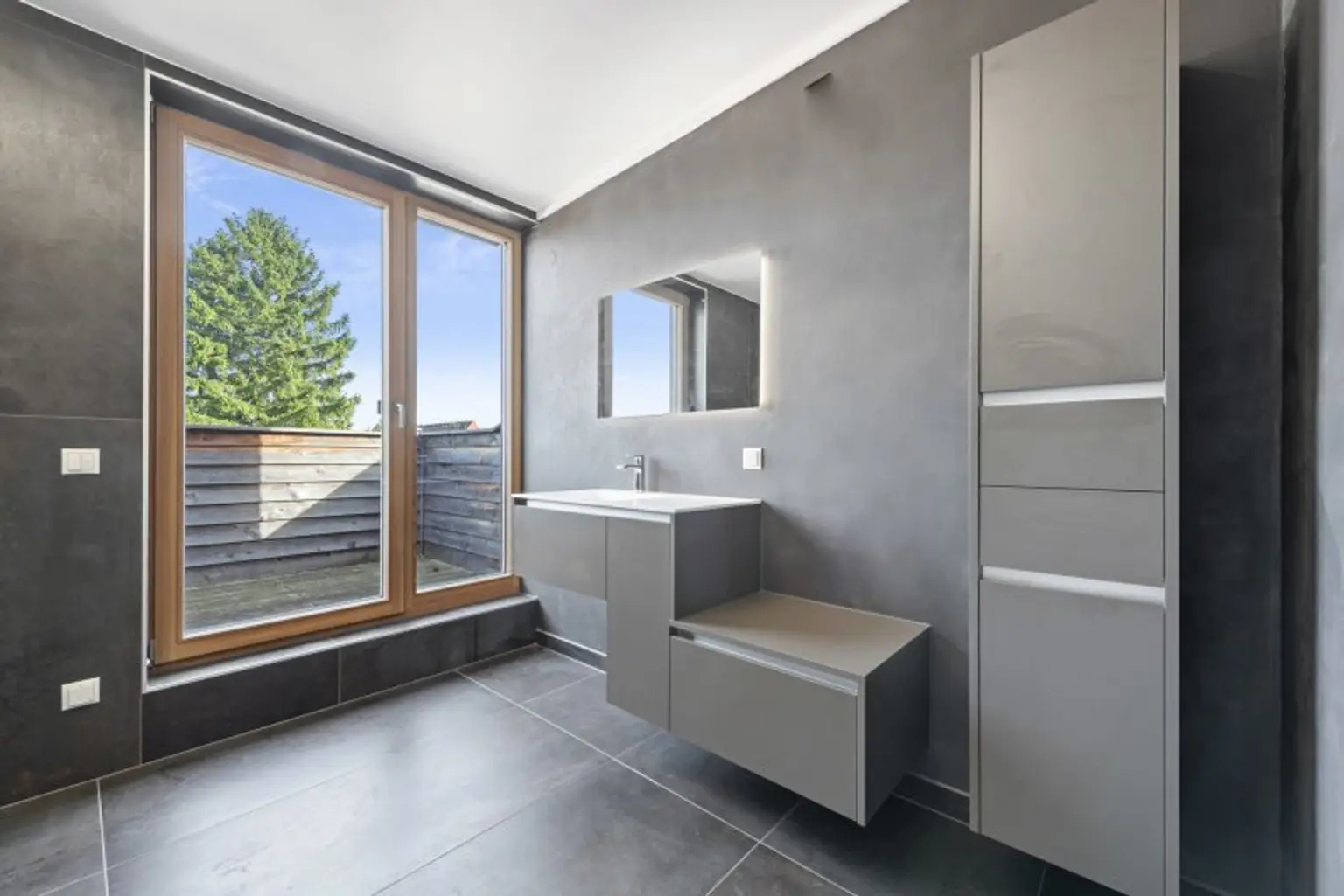 Exklusive Villa mit Nebengebäude in Gießhübl – Wohnen, Arbeiten & Wellness in Premiumlage