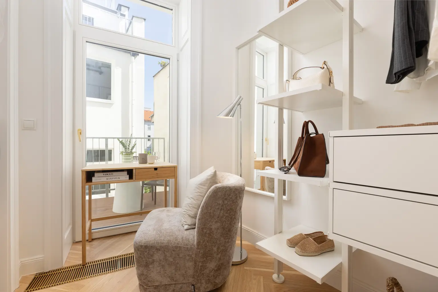 Innenarchitektonisch gestaltete 2-Zimmer-Musterwohnung mit Wohnküche und Terrasse