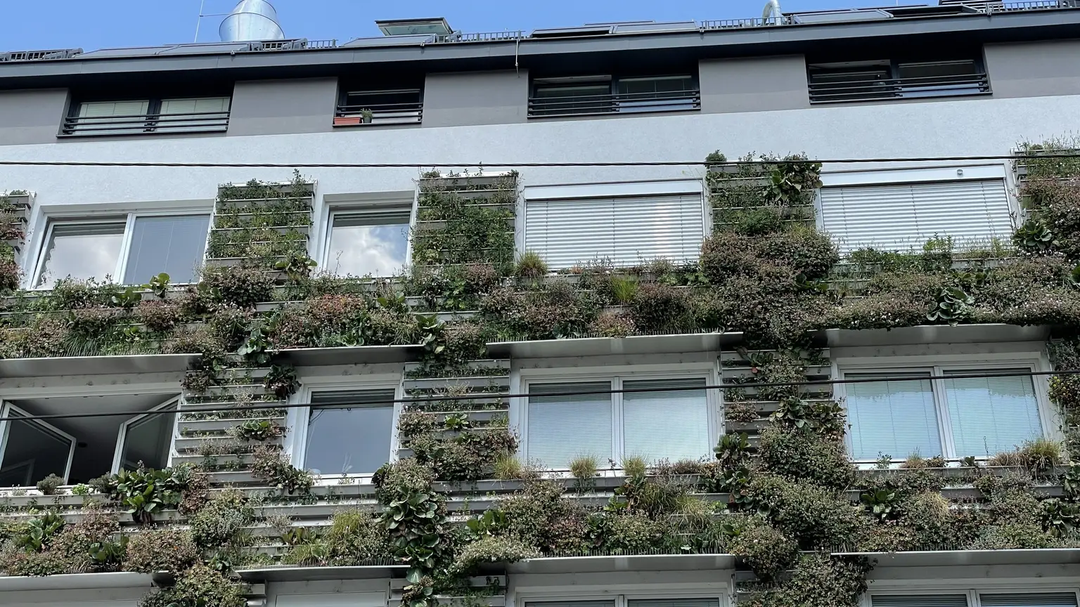 Moderne Dachgeschosswohnung, klimatisiert und gut geschnitten