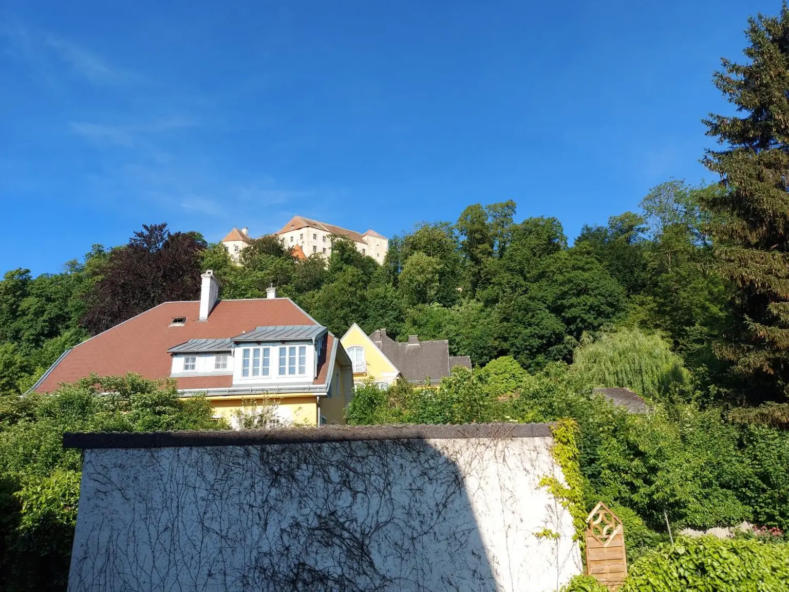WOHNEN AM SCHLOSSBERG - GROSSZÜGIGE BALKONWOHNUNG IN ZENTRALER RUHELAGE