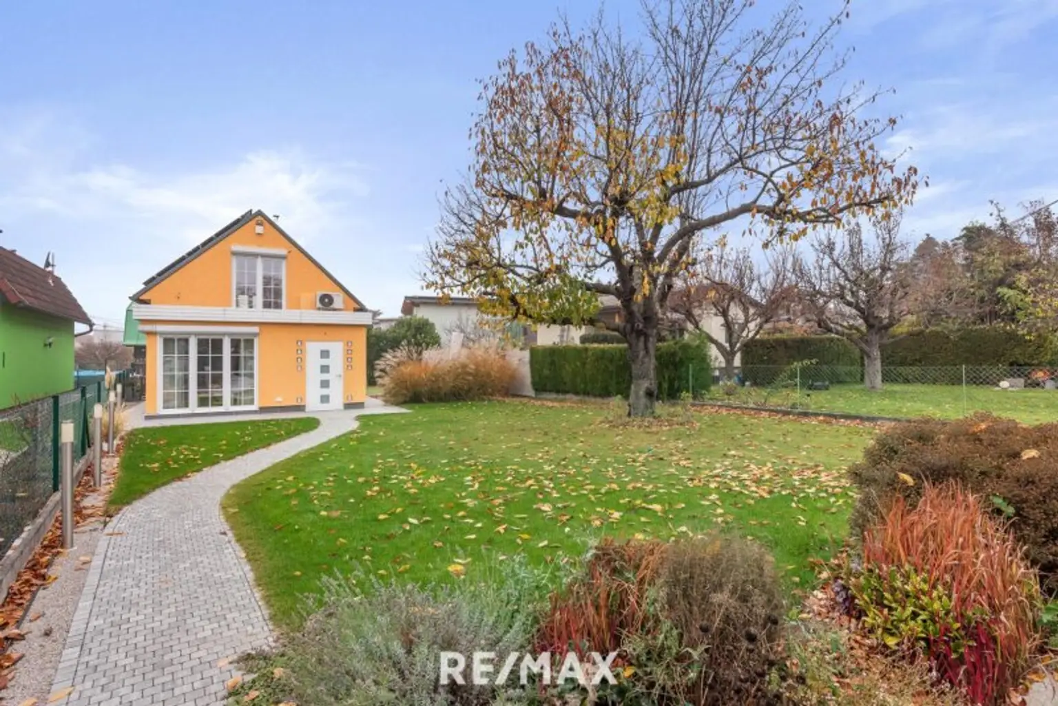 Haus mit Rasenfläche