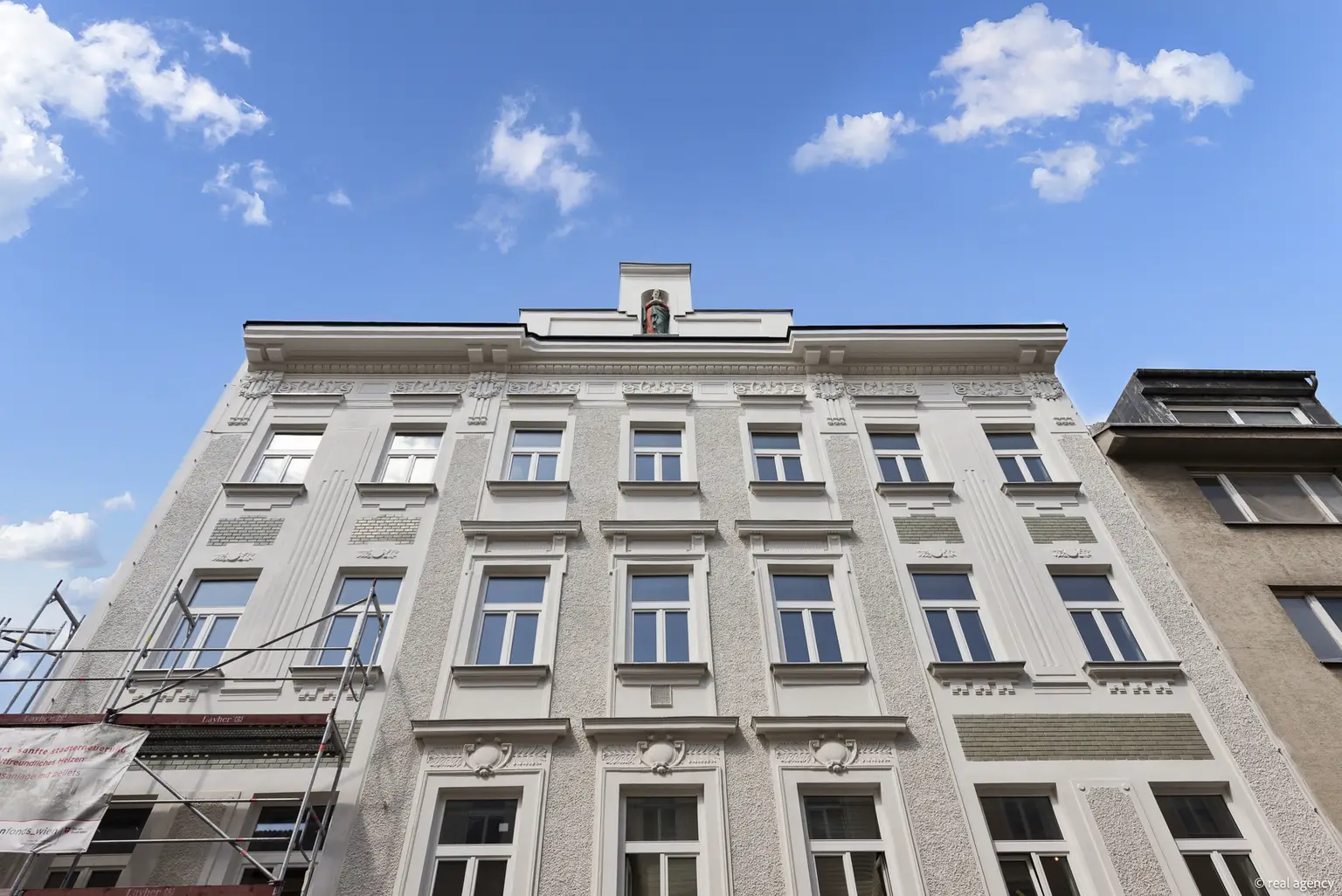 EIN WIENER ALTBAU, ZEITGEMÄSS GEDACHT