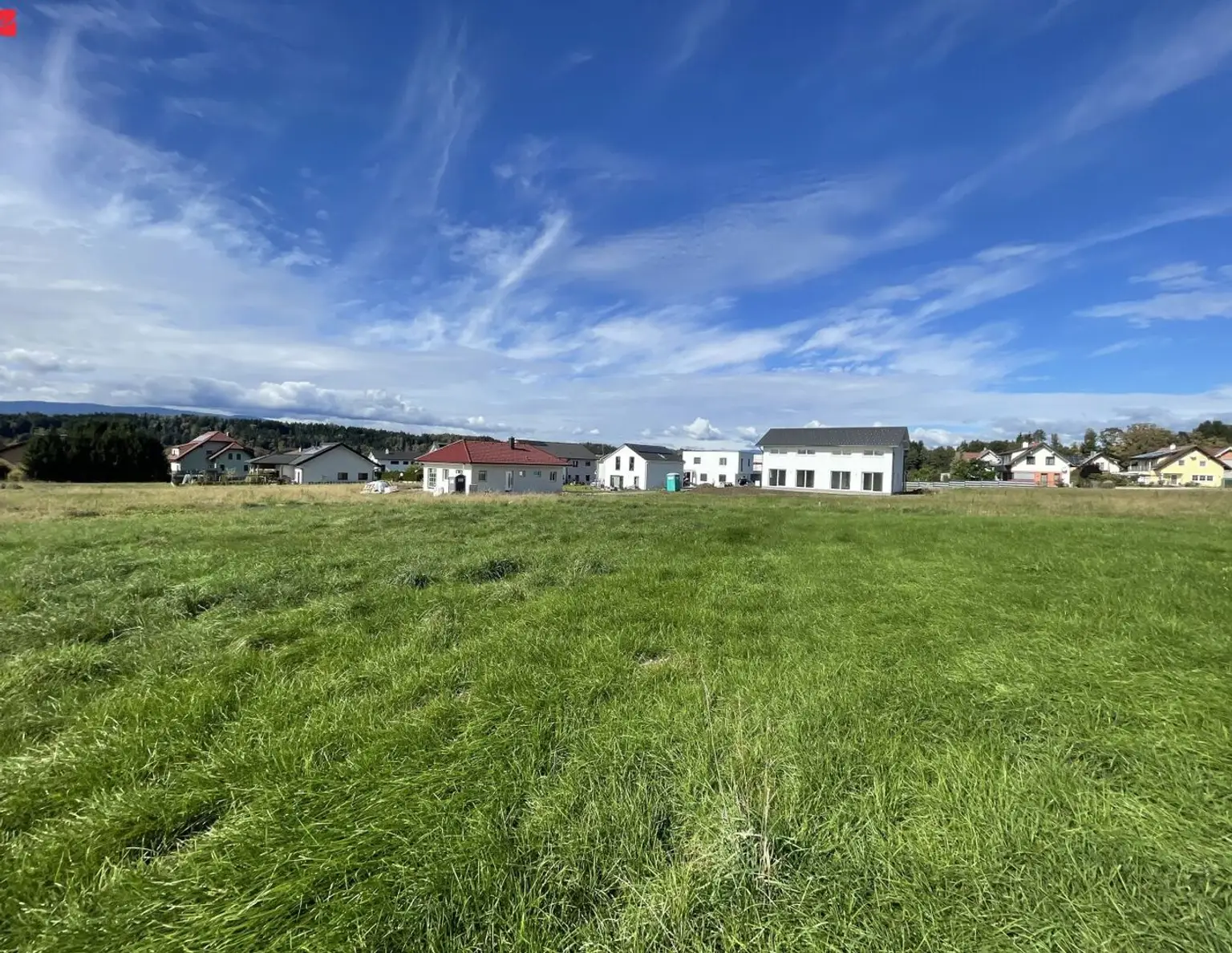 Sonniges Bauland in malerischer Landschaft