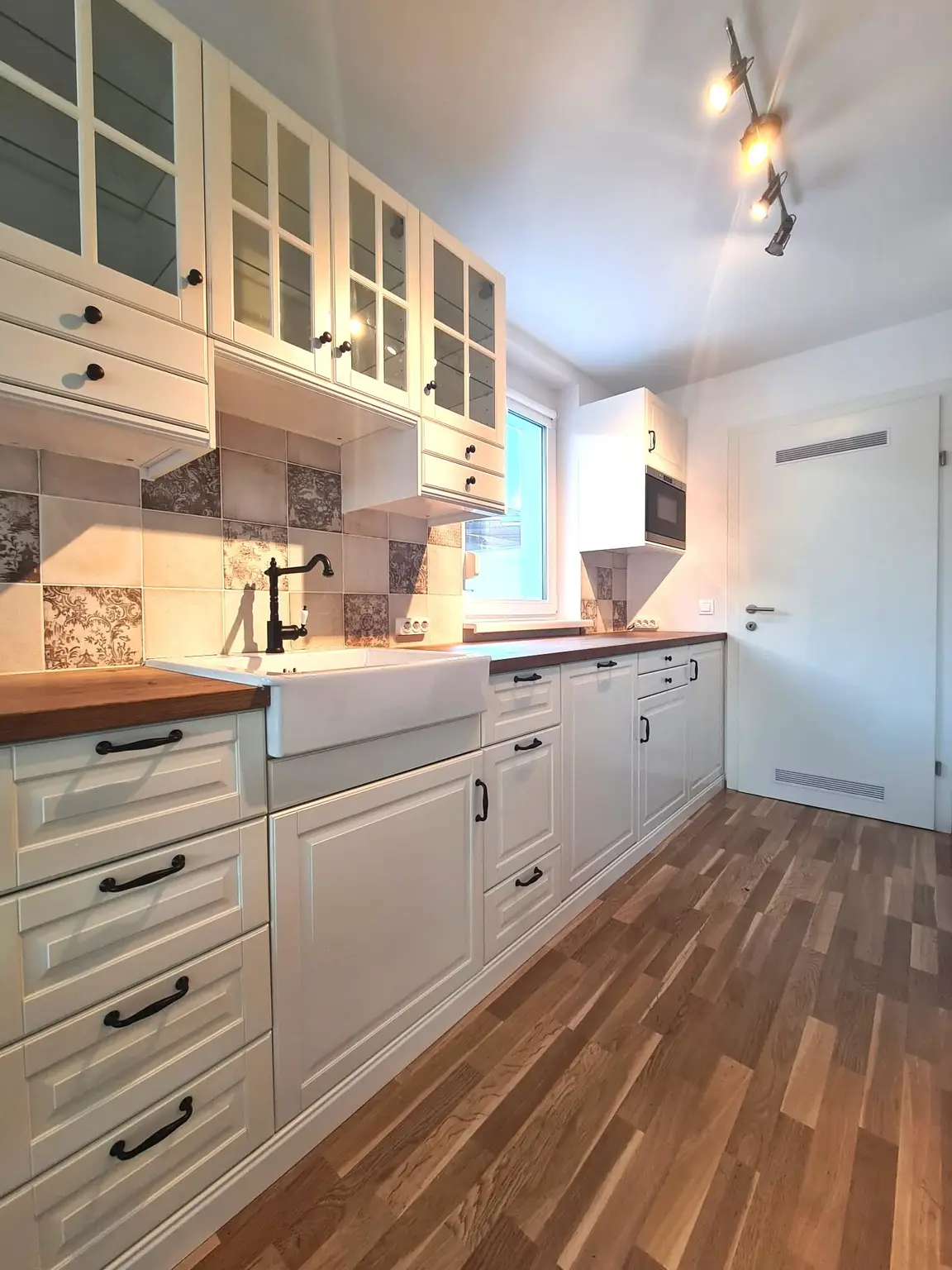 Wundeschöne Maisonettenwohnung mit Dachterrasse, Garten und Carport!