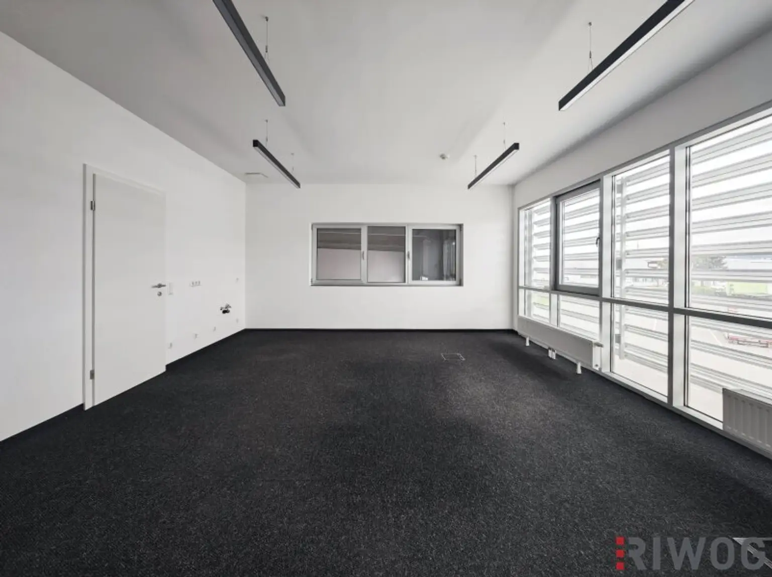 Produktionshalle mit ca. 800m² inkl. modernem Büro || Parkplätze || 3 Sektionaltore