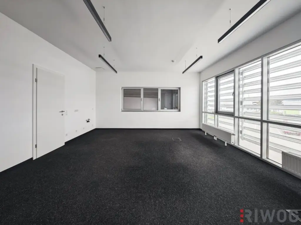Produktionshalle mit ca. 800m² inkl. modernem Büro || Parkplätze || 3 Sektionaltore