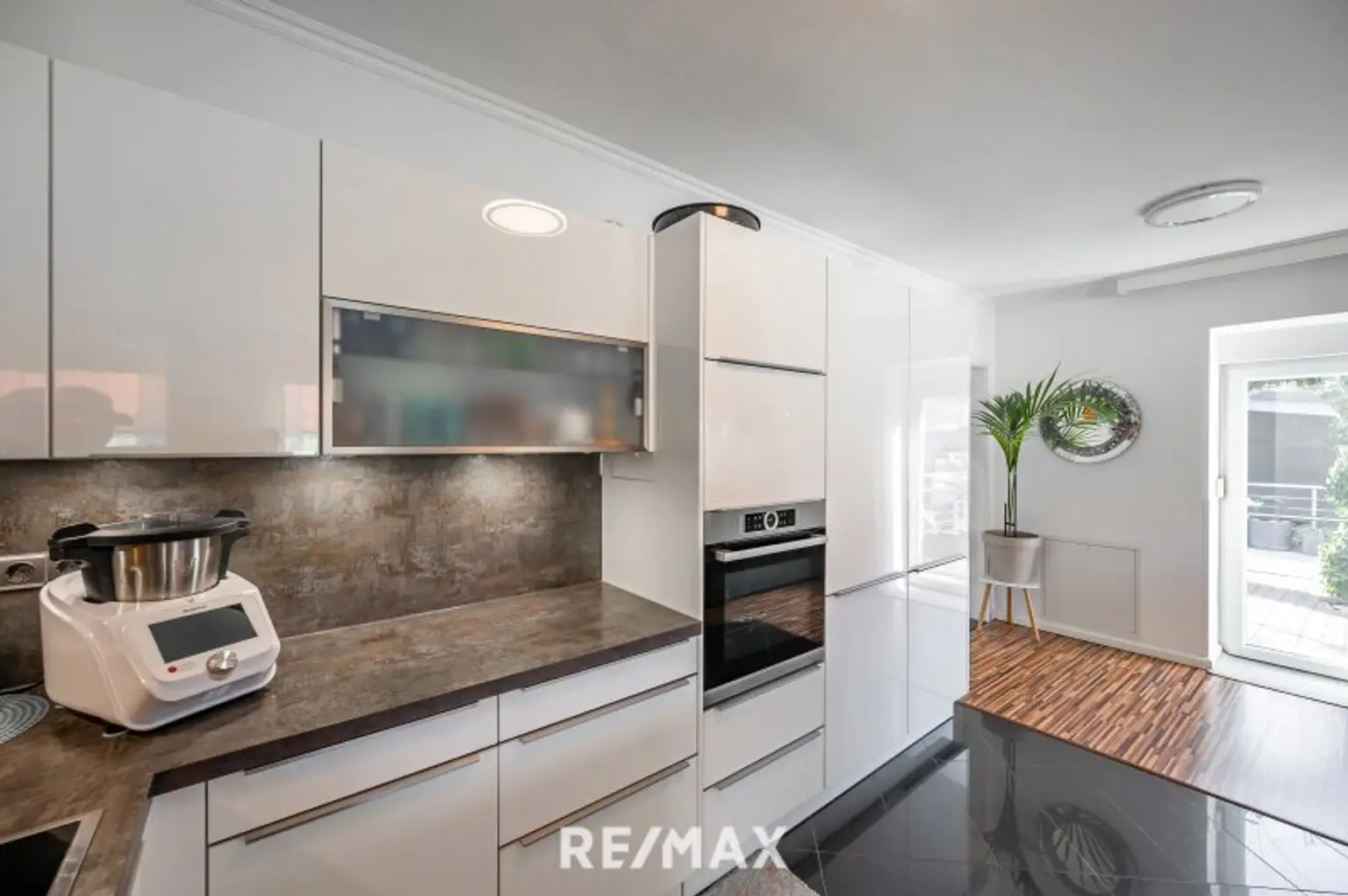 Küche mit BOSCH- und SIEMENS-Geräten