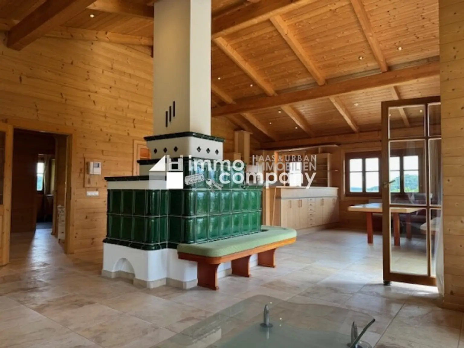 Großzügiges Wohnhaus mit Büro bzw. Ordinationsräume, top gepflegt! In 9 Minuten am Attersee!