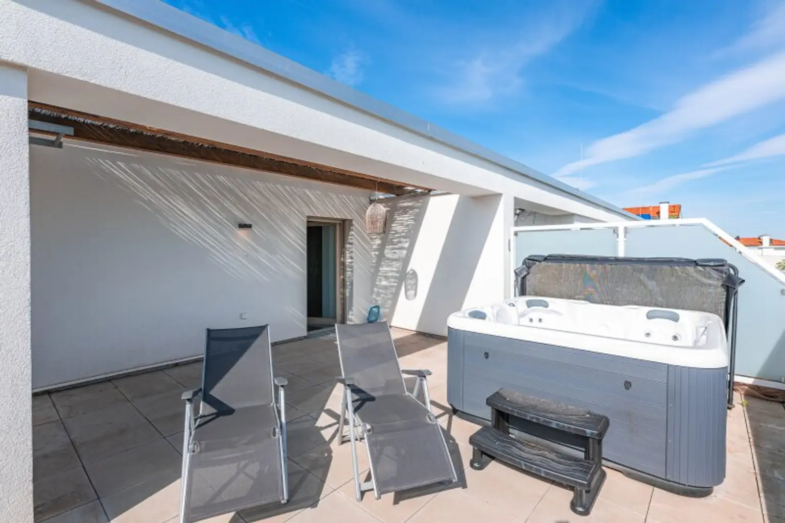 Traumwohnung mit 50 m² Dachterrasse, E-Ladestation und Topausstattung