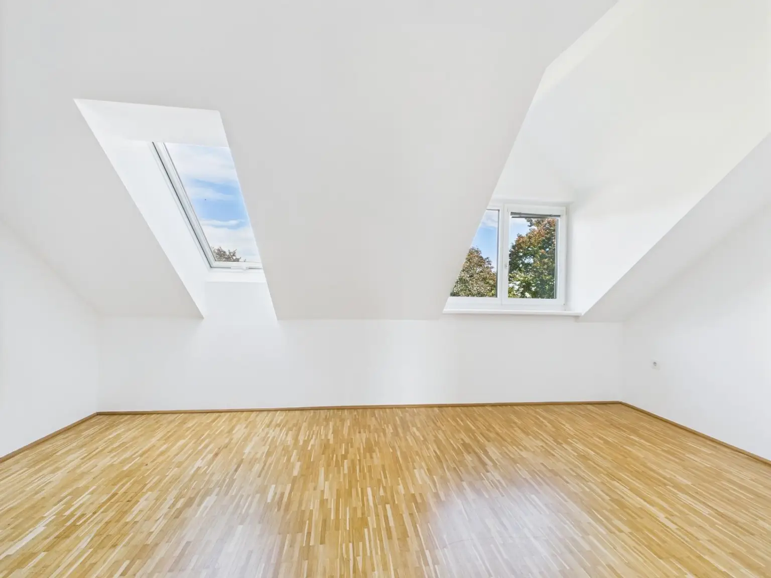 LINZ (Schörgenhubstraße): DACHGESCHOSS-WOHNUNG mit EMPORE ca. 76,5 m² Wohnfläche + BALKON ca. 4,9 m²
