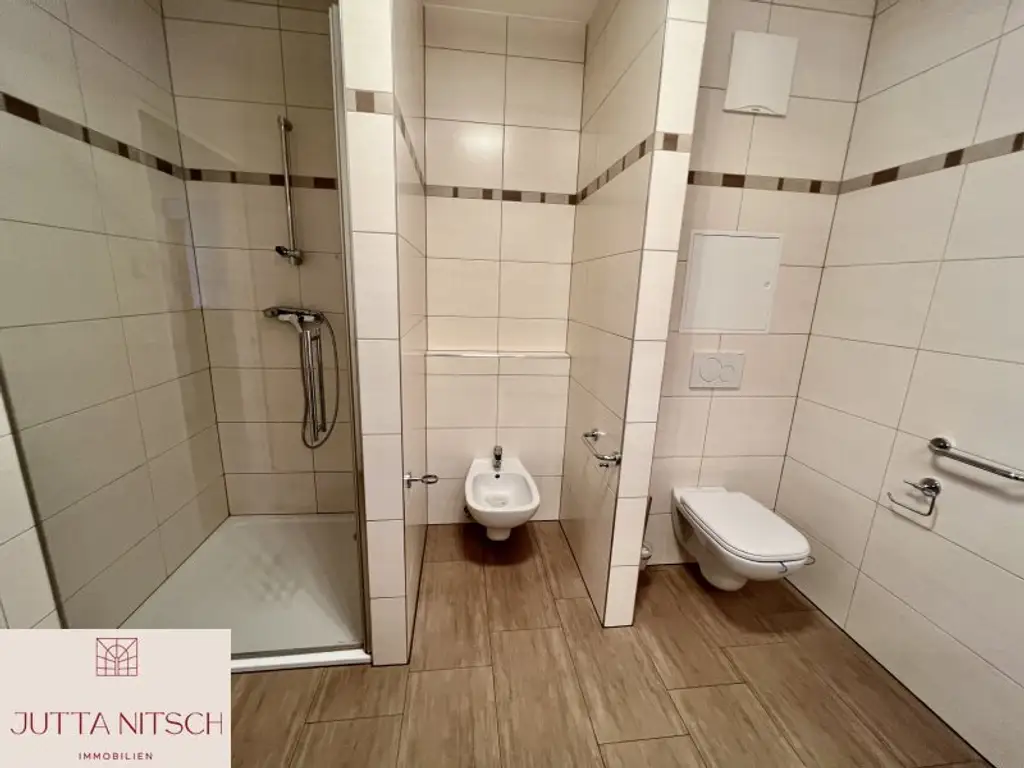 Barrierefreie Gartenwohnung mit zwei Terrassen und zwei Garagenplätzen - Gießhübl Zentrum