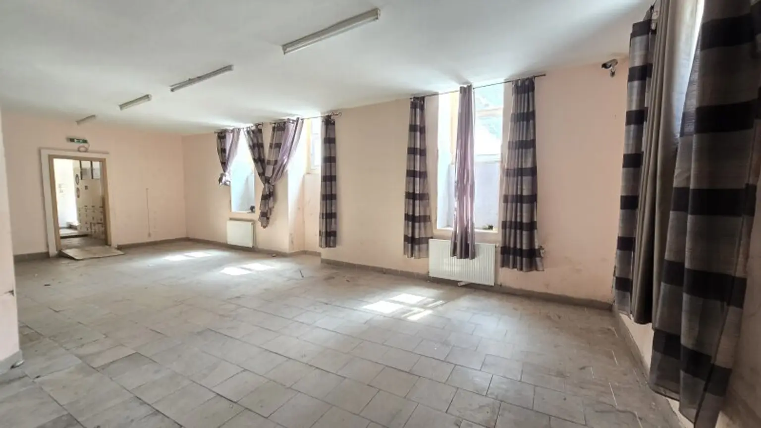 Schöne Geschäftslokal, Gewerbeimmobilien, Souterrain