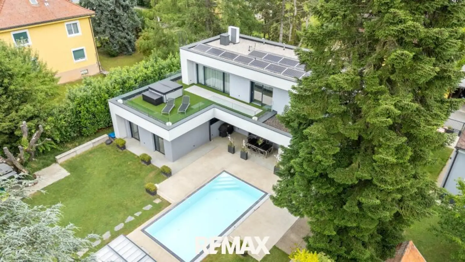 Beeindruckende Designer-Villa mit Pool und Poolhaus zum Soforteinzug!