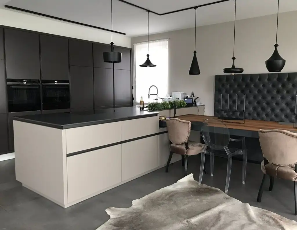 Luxuriöses Traumhaus in Raffelstetten: Wohnfläche 224m² mit großer Dachterrasse, Swimspa und Garten
