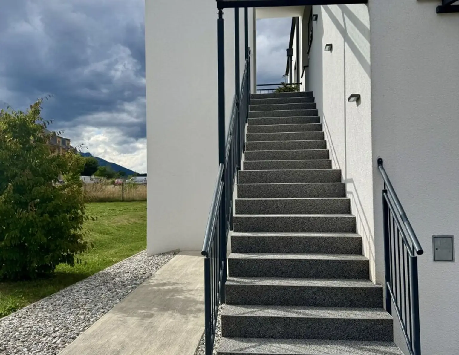 Moderne Büro- und Praxisräumlichkeiten mit 145m² in neuwertigem Firmengebäude zu vermieten!