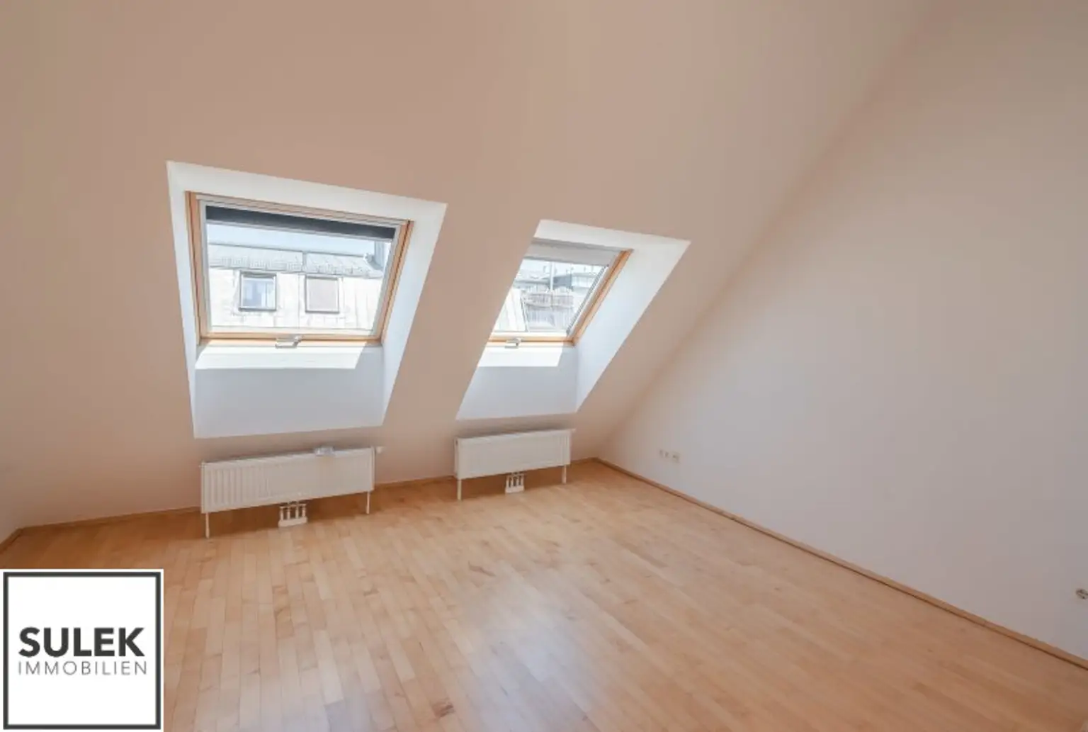 Großzügige, sonnige DG-Neubauwohnung mit hofseitiger Terrasse nahe Einkaufsstraße & U6 - ab 1.12.25!