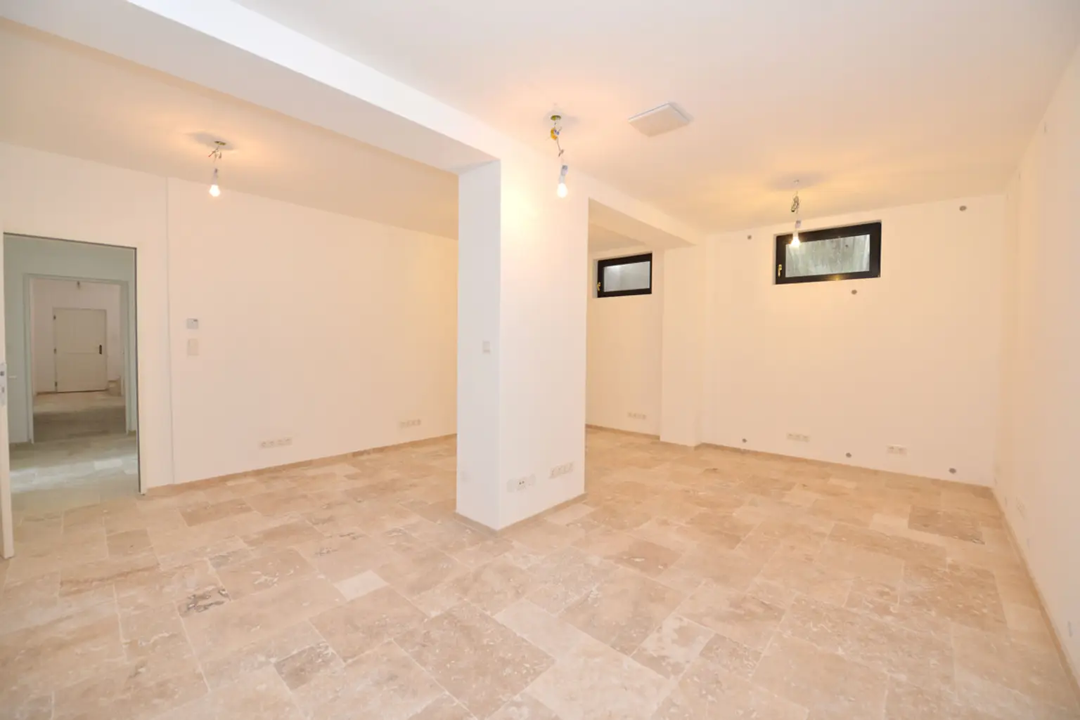GROßZÜGIGE VILLA IN PURKERSDORF MIT 426 M², SAUNA, POOL, WINTERGARTEN & BESTER ANBINDUNG NACH WIEN