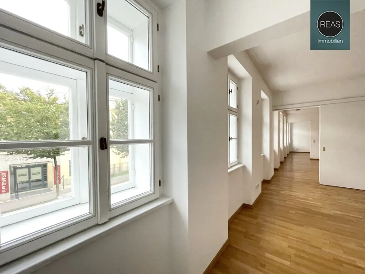 Provisionsfrei: Wunderschönes Apartment mit ruhiger Balkon-Terrasse bei der Orangerie Schönbrunn!