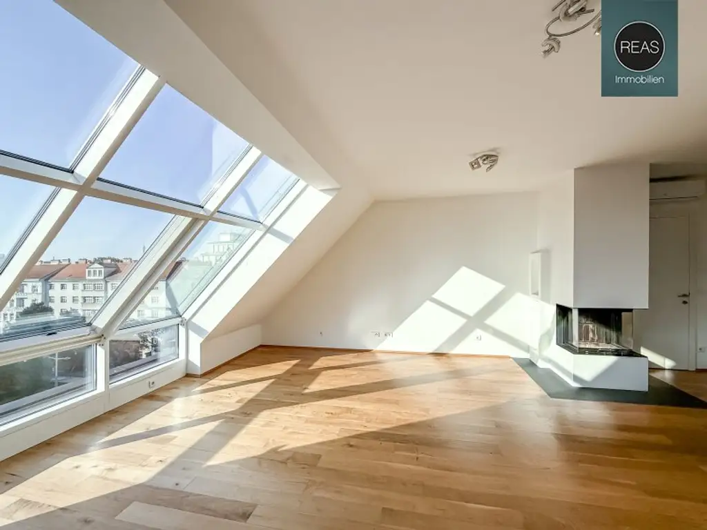 Provisionsfrei: Klimatisierte Dachgeschoss Maisonette mit 2 Terrassen und Kamin nahe Uno City!
