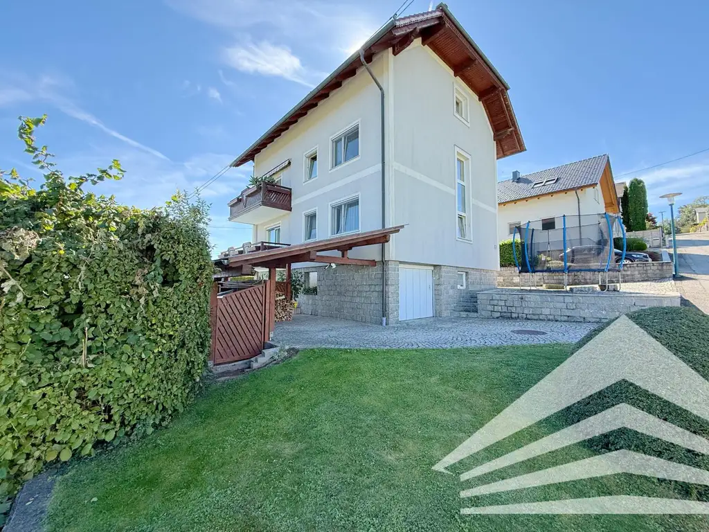 Großzügiges Mehrfamilienhaus in schöner Aussichtslage in Abwinden! 2 Garagen Plus Carport!