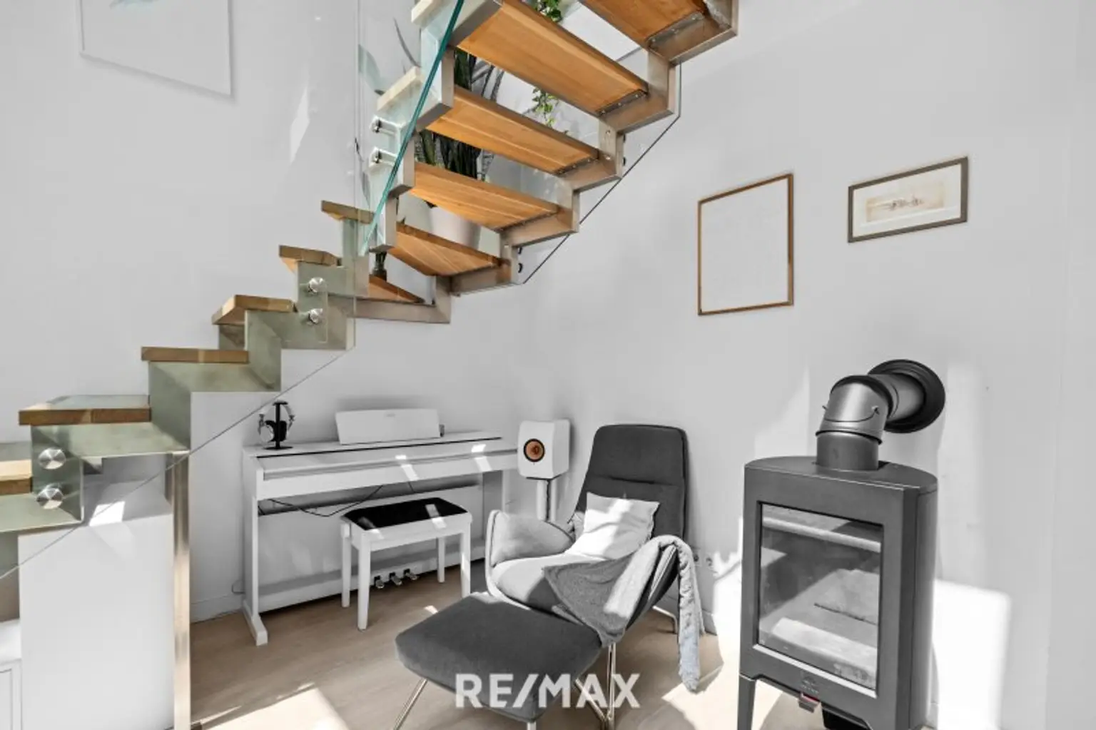 Wohnzimmer - Treppe und Schwedenofen