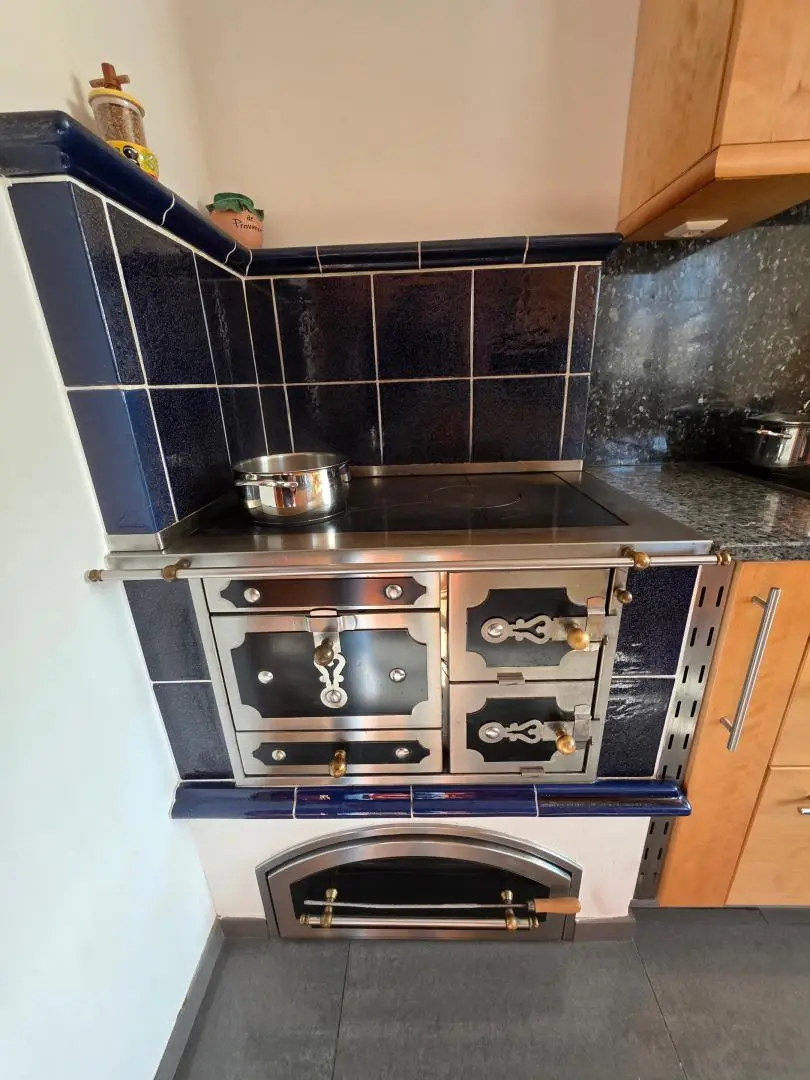 gemütlicher Kachel-Kochherd