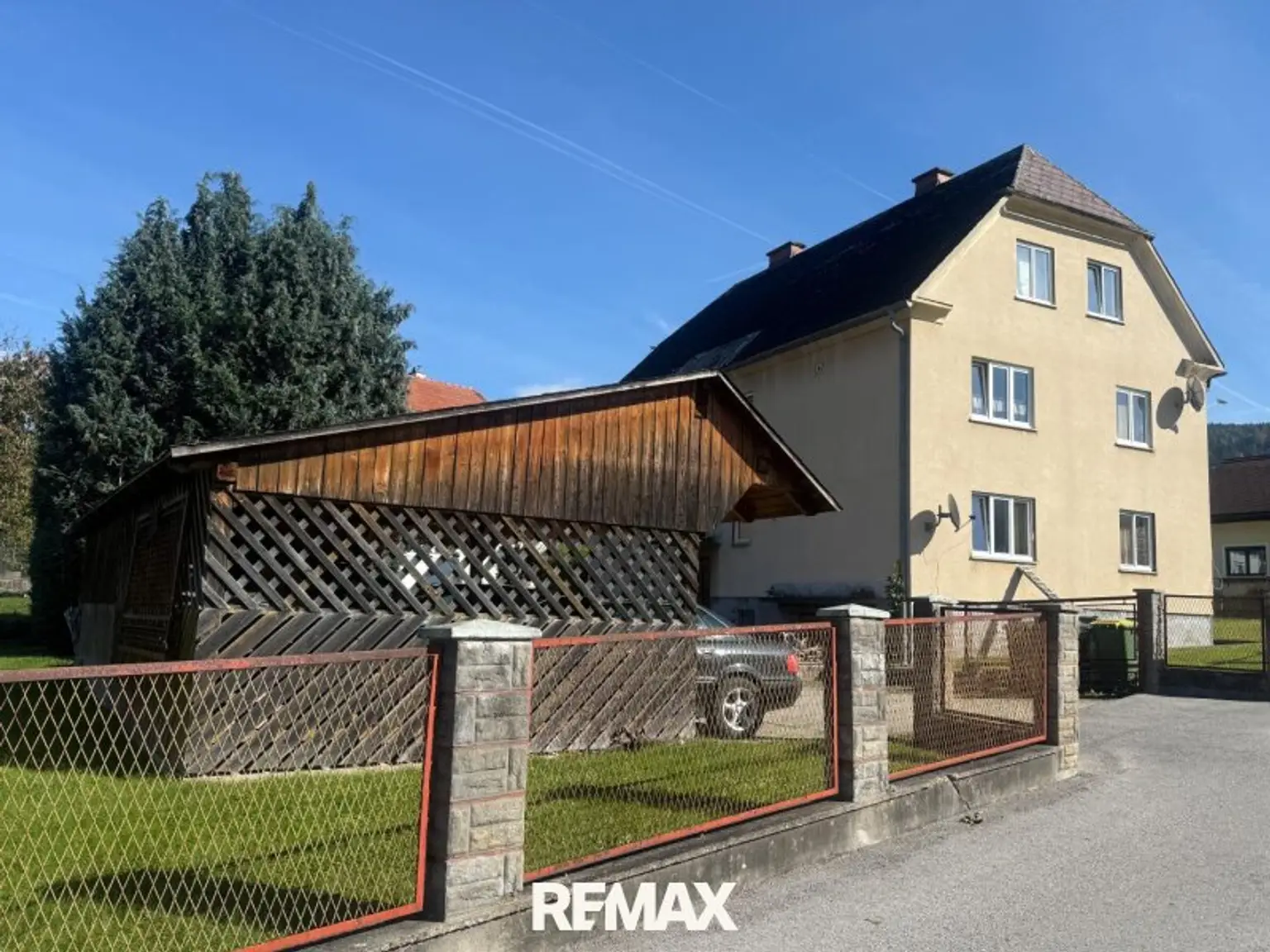 2 Außen Hinterseite + Carport