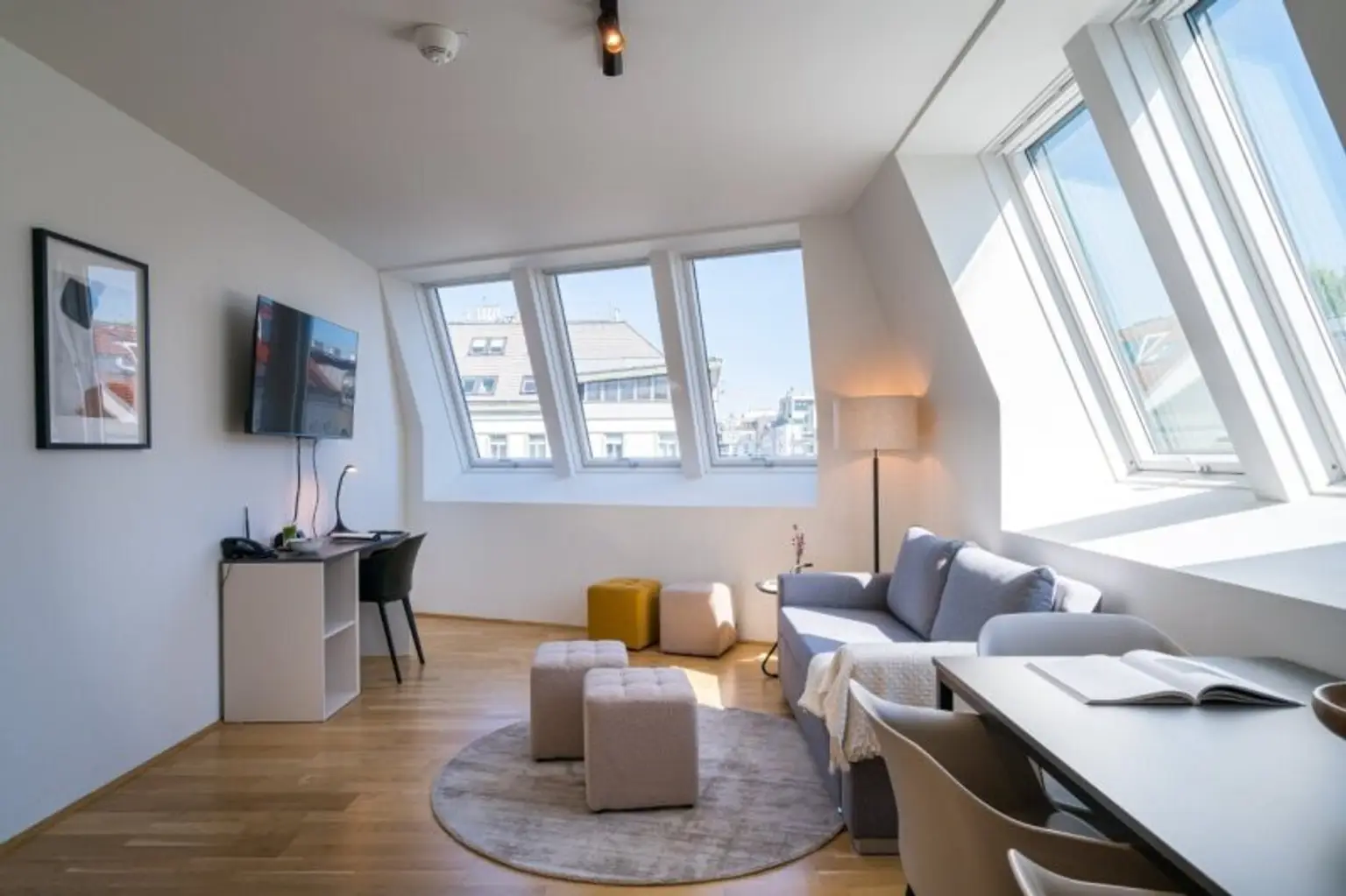 sonnige DG-Wohnung mit besonderem Flair!
