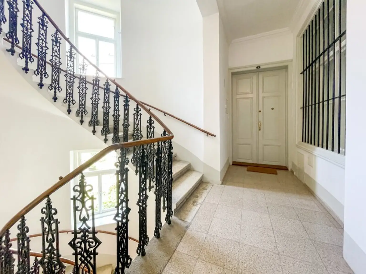 NÄHE NASCHMARKT: DG-AUSBAU IM ALTBAU - U4 Pilgramgasse - 3 Zimmerwohnung mit hofseitigem Balkon*