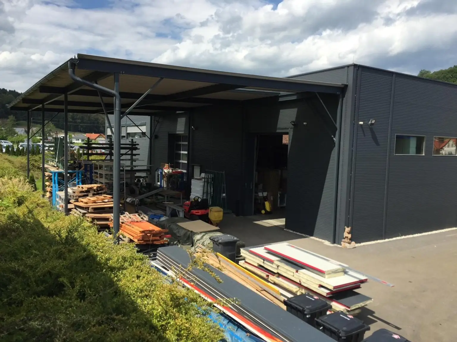 Halle und überdachter Bereich