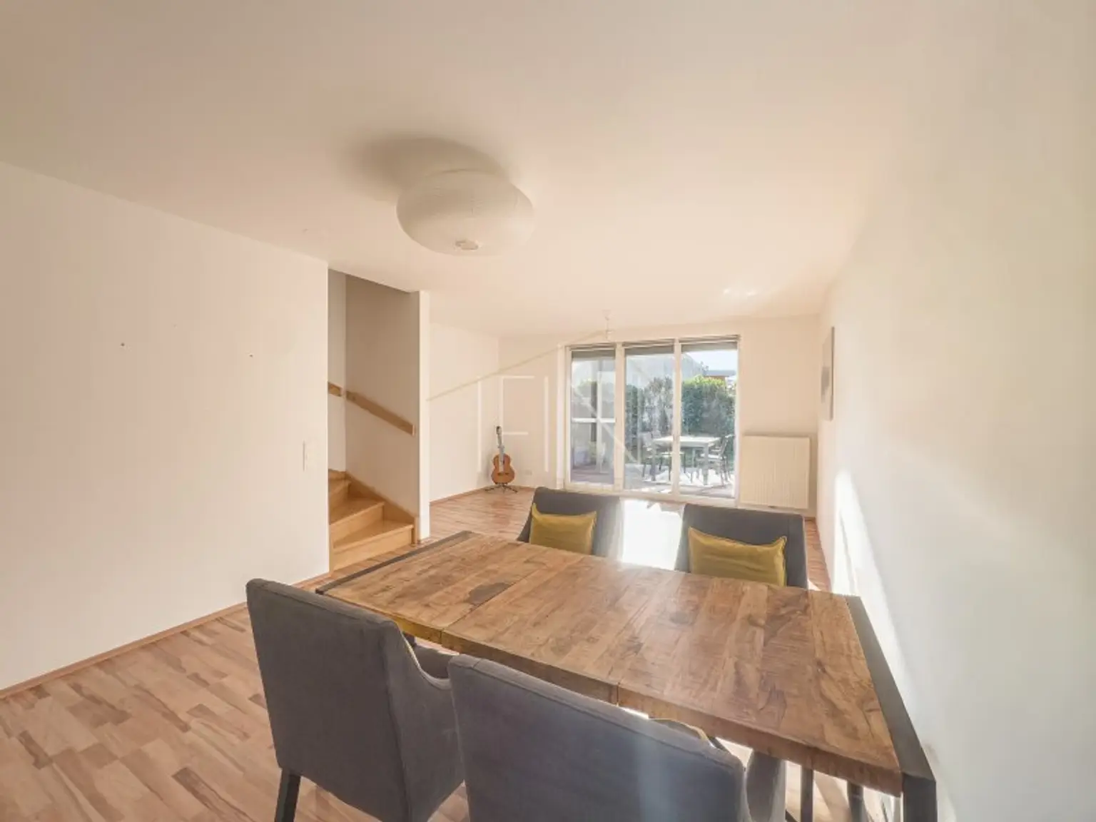 Gießhübl. Ruhe. Architektur.  Reihenhaus mit Garten