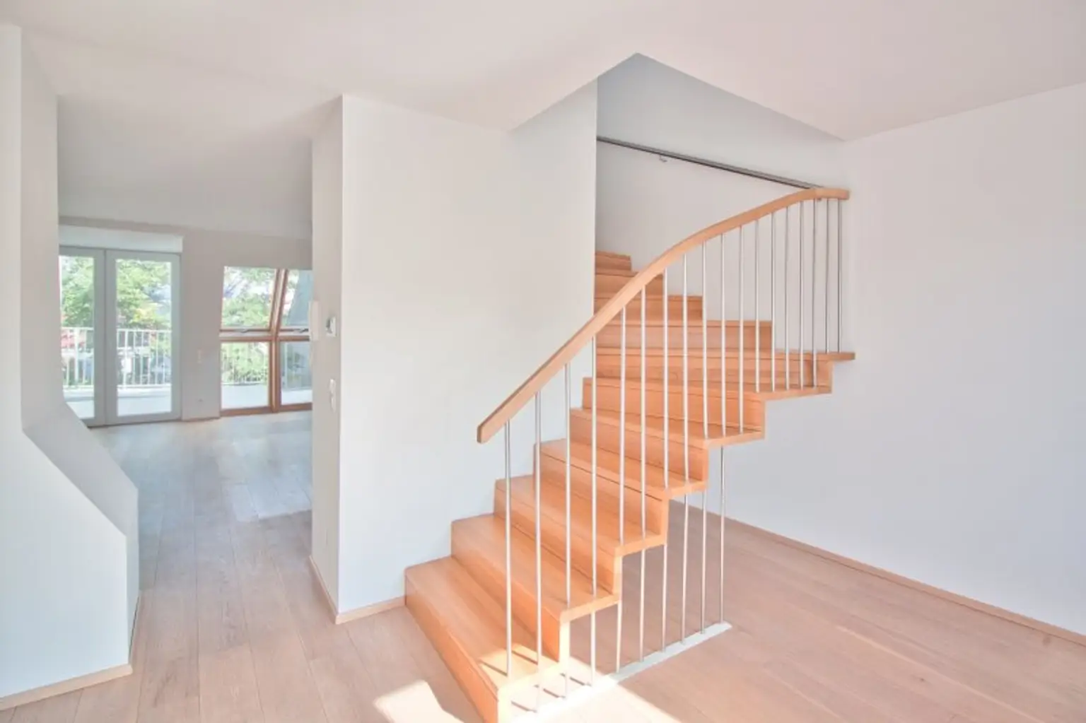 Helle, großzügige Maisonette-Wohnung mit 2 Bädern | ~ 20 m² große, private Terrasse direkt auf Wohnebene | Nahe Elterleinplatz