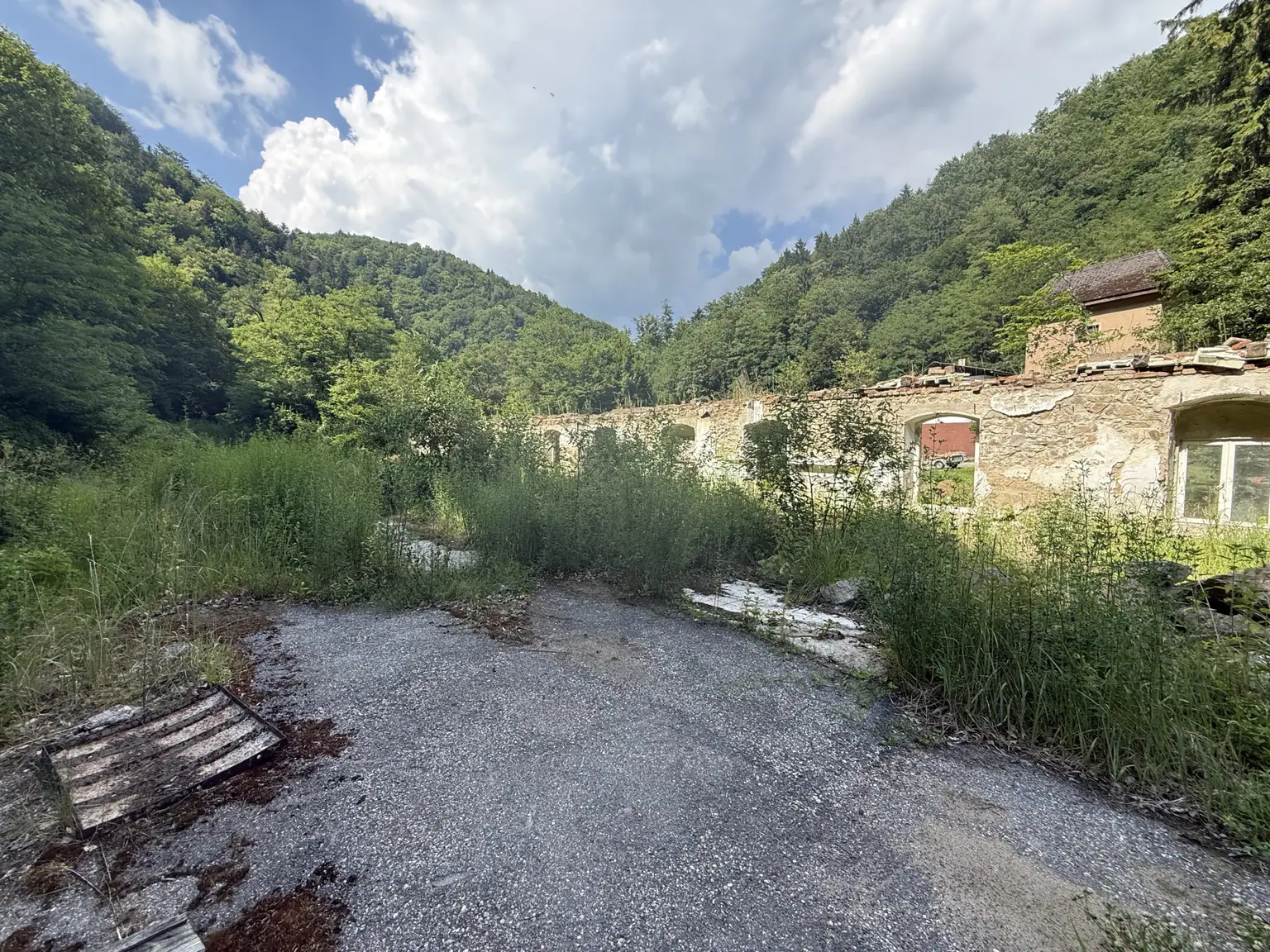 Blick gen ehemaliges Wirtschaftsgebäude