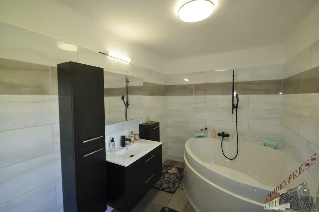 2-Parteien-Haus mit 2 Wohnungen zu je 112 qm und 67 qm in Rotheau