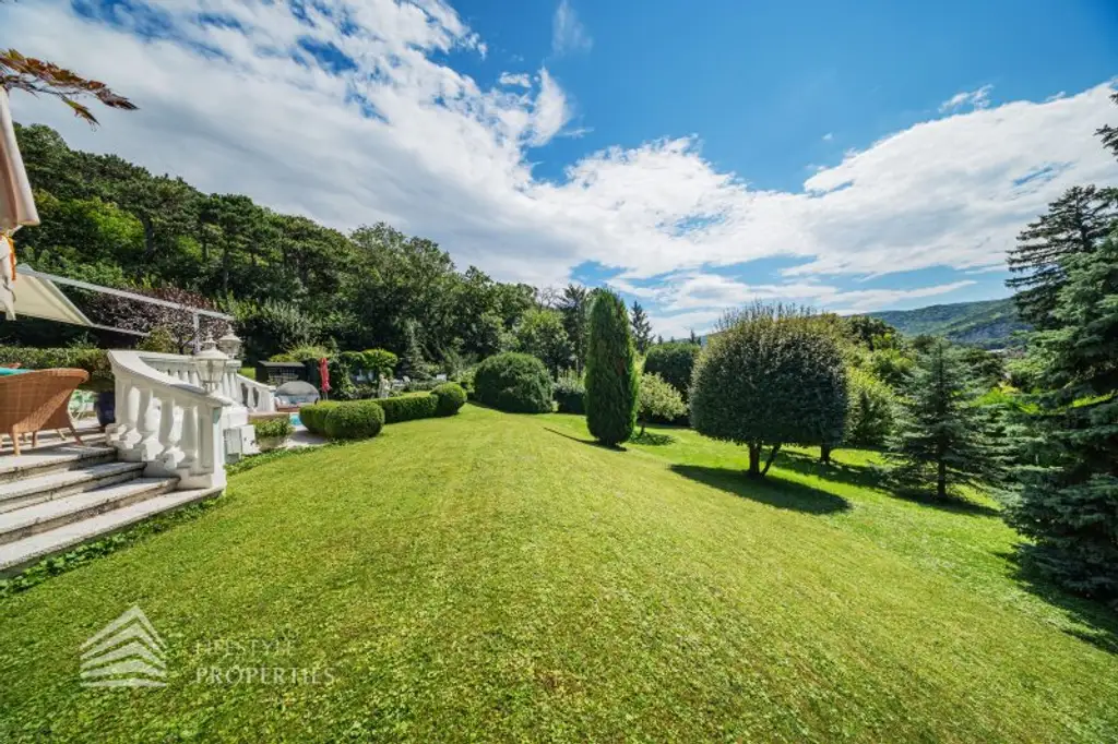 Beeindruckende Villa mit gepflegten Garten und Pool