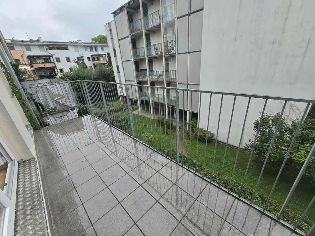 Schöne sonnige Zweizimmerwohnung mit Balkon und zugeordnetem PKW-Stellplatz!