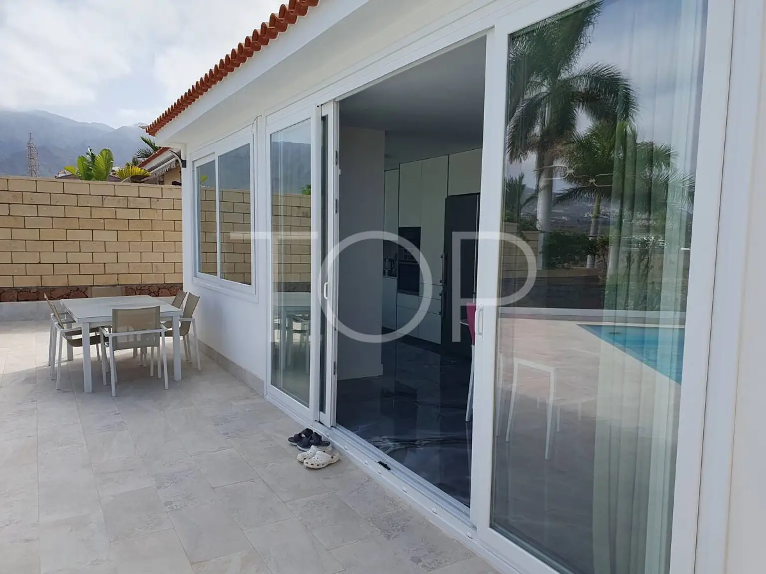 VILLA-EL-DUQUE-DORMITORIO-INDEPENDIENTE-ENTRADA-TERRAZA