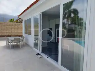 VILLA-EL-DUQUE-DORMITORIO-INDEPENDIENTE-ENTRADA-TERRAZA