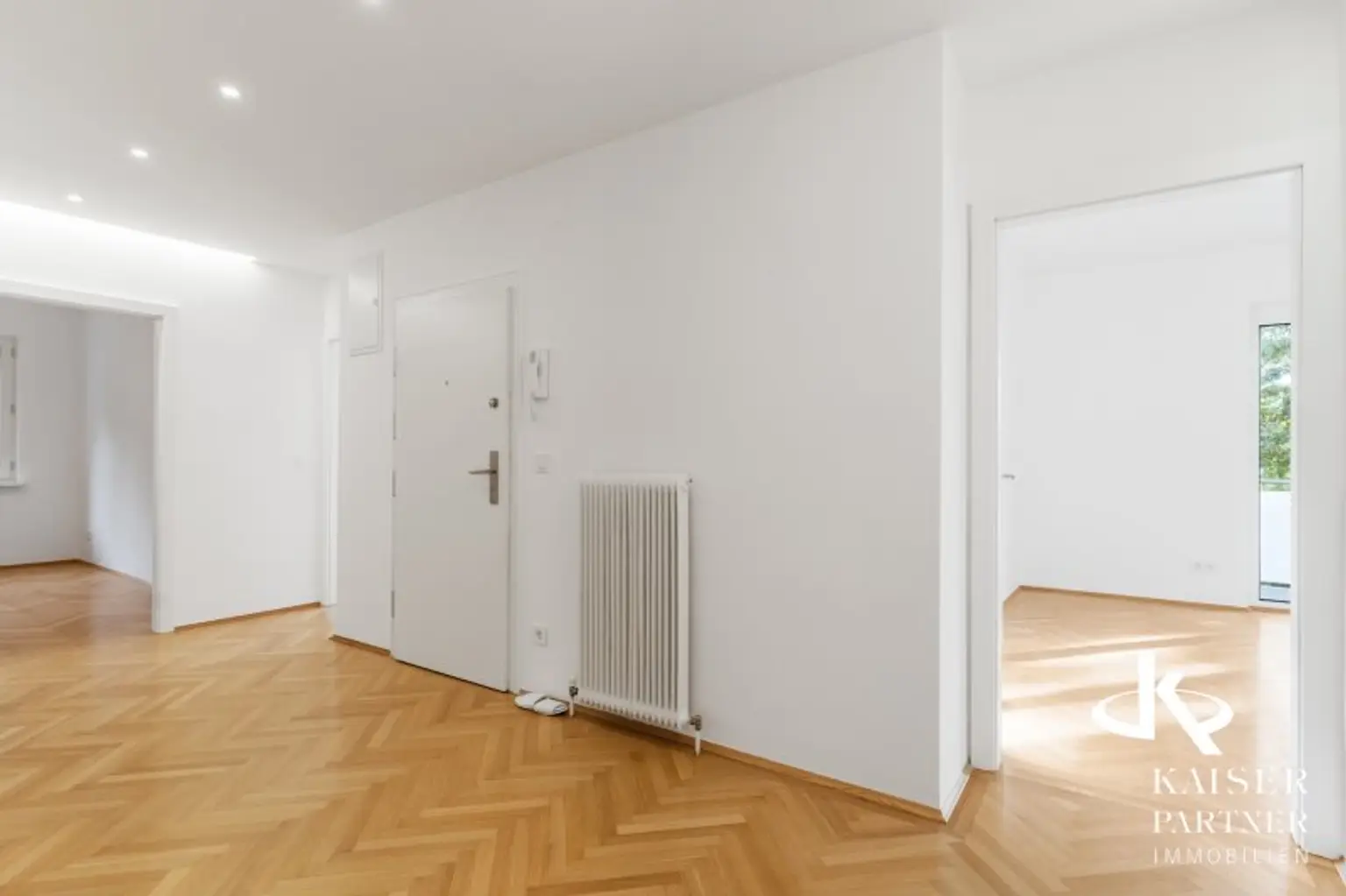 Neurenovierte 6-Zimmer-Wohnung mit  Terrasse in den Garten, Balkonen und Grünblick!
