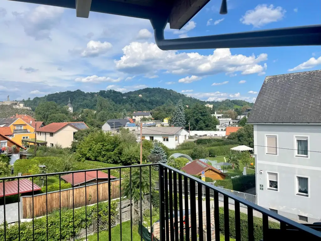Modern sanierte Dachgeschosswohnung mit hochwertiger Klimaanlage